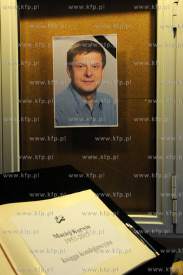 Ksiega kondolencyjna w holu Teatru Muzycznego w Gdyni...