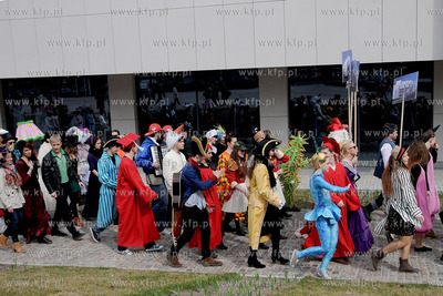 Zawieszenie wiechy na Teatrze Muzycznym w Gdyni. Nz....