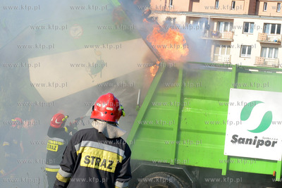 Pozar smieciarki Sanipor na ulicy Slaskiej w Gdyni....