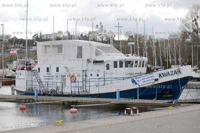 Opustoszala w czasie epidemii Marina Gdynia - basen...
