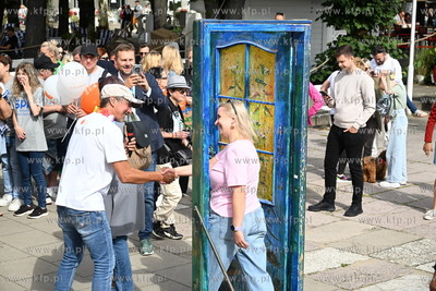 Symboliczne przejście przez Drzwi do Tolerancji. Marsz...