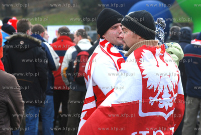 Gdynianie kibicuja przed ustawionym na Placu Grunwaldzkim...