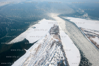 Kra na Wisle w okolicy ujscia rzeki do Zatoki Gdanskiej....