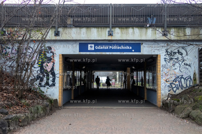 Wejście podziemne prowadzące na peron stacji SKM...