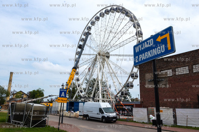 Demontaż koła widokowego Amber Sky na wyspie Ołowianka...