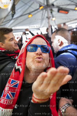 Kibice Manchester United bawią sie na ul. Długi Targ...