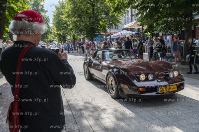 Sopot. Parada ulicą Bohaterów Monte Cassino do muszli...
