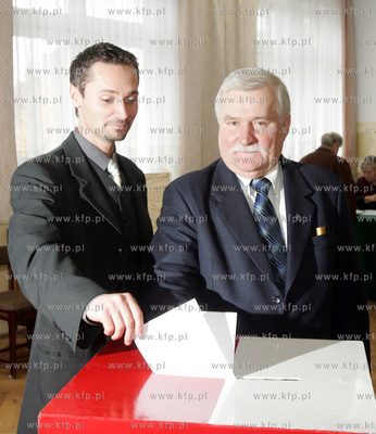 Wybory prezydenckie, druga tura. Lech i Jaroslaw Walesa...