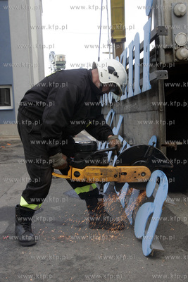 Prezes stoczni Andrzej Jaworski wraz z Karolem Guzikiewiczem...