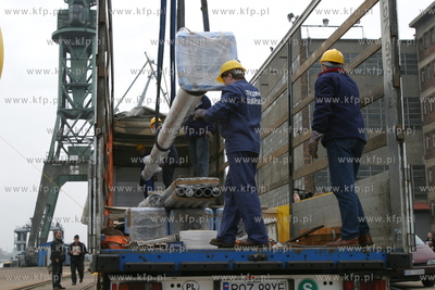 Maszty na ktorych zawisna flagi nowych czlonkow Unii...