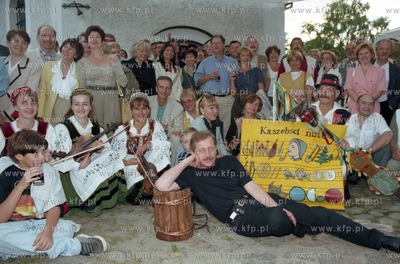 Spotkanie artystyczne w galerii w starym kosciolku...