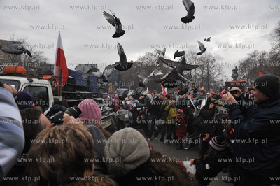Parada Niepodleglosci w Gdansku. Na koniec parady wypuszczono...