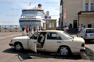Statek wycieczkowy Costa Pacifica plywajacy pod wloska...