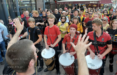 Gdansk. Citi Forum. Parada z udzialem bebniarzy, tancerzy...