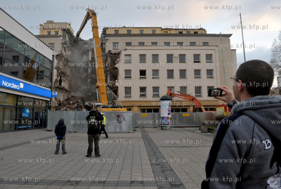 Wyburzanie dawnego Domu Towarowego PDT a obecnie Galerii...