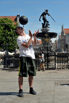 Ulice Dluga i Dlugi Targ w Gdansku dzien przed meczem...