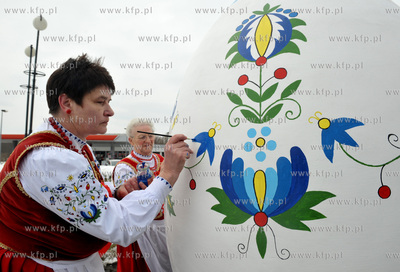 Wielkanocna dwumetrowa pisanka w Zukowie na Kaszubach....