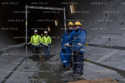 Zakonczona pierwsza nitka tunelu pod Wisla zostala...