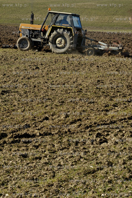 Wiosenna orka na polach w Leznie na Kaszubach gmina...