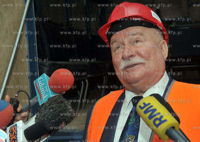 Prezydent Lech Walesa zwiedzal budowe Europejskiego...