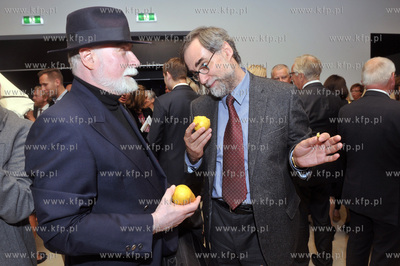 Otwarcie Teatru Szekspirowskiego w Gdansku. Po lewej...