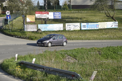 Garcz, gmina Chmielno. Bannery reklamowe na płocie...