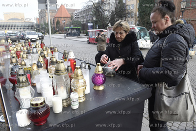 Mieszkańcy Gdańska składaja kwiaty i zapalaja znicze...