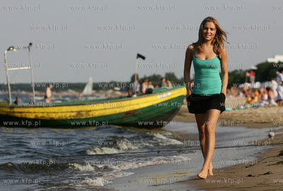 Kasia Tusk spacerujaca po plazy w Sopocie
11.07.2006
fot....