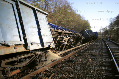 Sześć wagonów z siarką wykoleiło się, a z trzech...