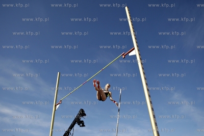Sopot. 25 edycja turnieju Tyczka na Molo. Nz skacze...