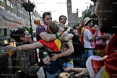 Hiszpanscy kibice opanowali  ul. Dluga i Dlugi Targ...