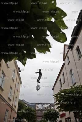 Sopot. Rzezbe rybaka balansujacego nad ul. Bohaterow...