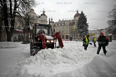 Sopot. Atak zimy. Nz. pracownicy Zarzadu Drog i Zieleni...