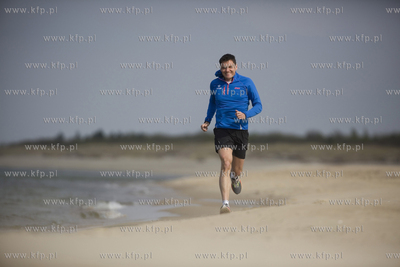 Adam Korol biega na plazy na gdanskich Stogach. 30.04.2015...