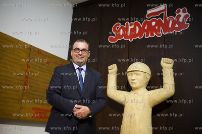 Gdańsk.  Piknik patriotyczny przy hali BHP. Nz.  Członek...