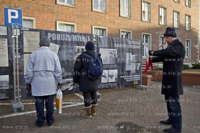 Demonstracja KOD pod Urzędem Wojewódzkim w Gdańsku.
13.12.2016
fot....