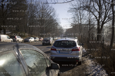 Zaparkowane auta przy al. Legionów w Gdyni.
15.02.2017
fot....