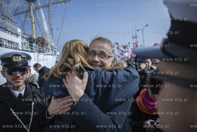 Powrót do portu w Gdyni żaglowca Dar Młodzieży...