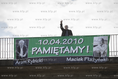 Lech Kosiak wiesza transparent na kładce na gdańskiej...