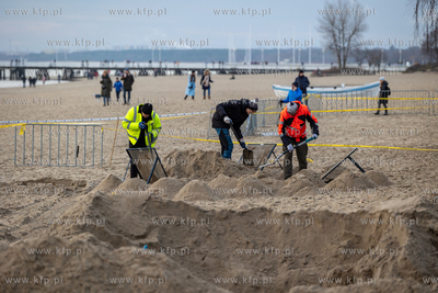 Przeczesywanie i rozkopywanie terenu byłej Zatoki...