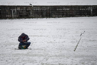 Wędkarstwo podlodowe w Gdańsku na skutej lodem Motławie...