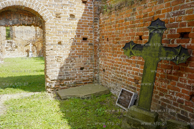 Ruiny gotyckiego kościoła w Borętach z XIV w. Kościół...