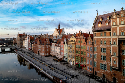 Widok na kamieniczki przy Długim Pobrzeżu w Gdańsku....