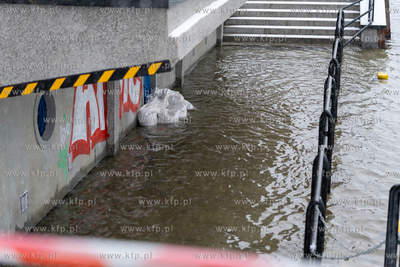 Z powodu utrzymującego się sztormu i silnego wiatru...