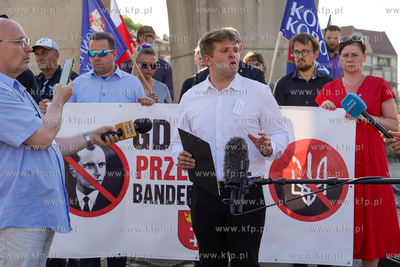 Gdańsk, Plac Solidarności. Demonstracja, pod hasłem...