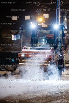 Gdansk. Nocna naprawa nawierzchn na skrzyzowaniu Al....