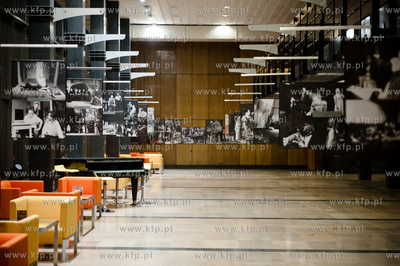 Gdansk. Teatr Wybrzeze. Wystawa zdjęć przygotowana...