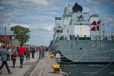 Port w Gdyni. Tlum ludzi oglada i zwiedza zacumowane...