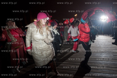 Sopot. Molo. Happening przeciw przemocy wobec kobiet,...