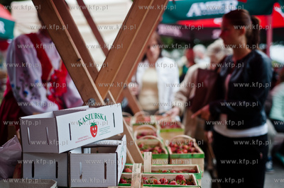 Gdansk. Plac przed siedziba Polskiego Zwiazku Wedkarskiego...
